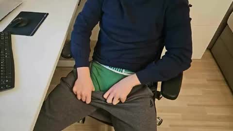 Snapshot of tree1989 chatting on February 18, 6:37 pm tree1989 online show from February 18, 6:37 pm