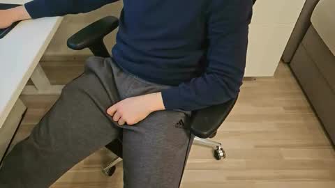 Snapshot of tree1989 chatting on February 19, 8:41 pm tree1989 online show from February 19, 8:41 pm