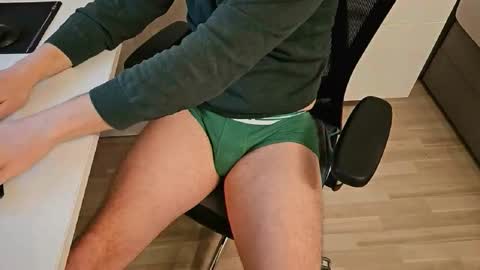 Snapshot of tree1989 chatting on February 25, 6:42 pm tree1989 online show from February 25, 6:42 pm