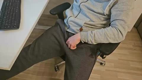 Snapshot of tree1989 chatting on March 3, 7:49 pm tree1989 online show from March 3, 7:49 pm