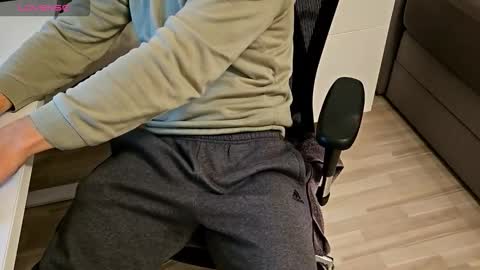 Snapshot of tree1989 chatting on October 4, 6:06 pm tree1989 online show from October 4, 6:06 pm