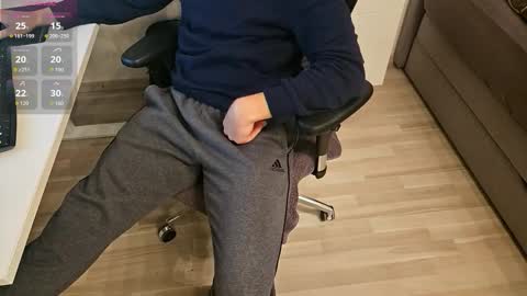 Snapshot of tree1989 chatting on October 18, 6:41 pm tree1989 online show from October 18, 6:41 pm