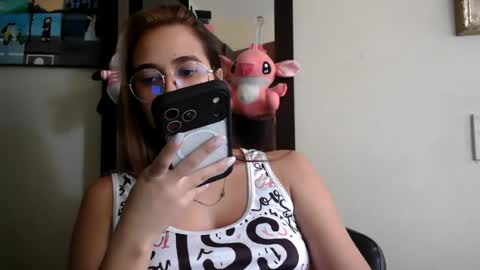 triana_bell online show from June 24, 4:17 pm