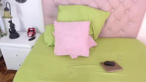 Snapshot of triana_crimson chatting on February 1, 12:29 am triana_crimson online show from February 1, 12:29 am