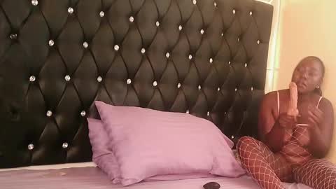 Snapshot of trinatrina94 chatting on December 16, 9:03 am trinatrina94 online show from December 16, 9:03 am