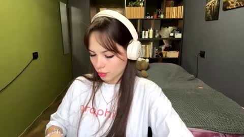 Snapshot of troyalshouse chatting on December 16, 7:57 am Alice online show from December 16, 7:57 am