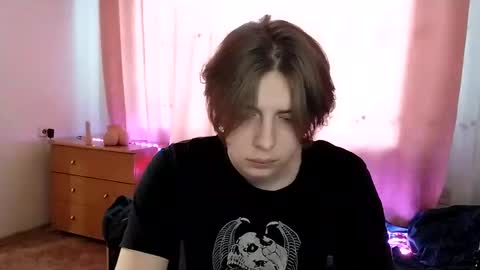 Snapshot of trypophob1a chatting on January 31, 2:37 am Emilum online show from January 31, 2:37 am