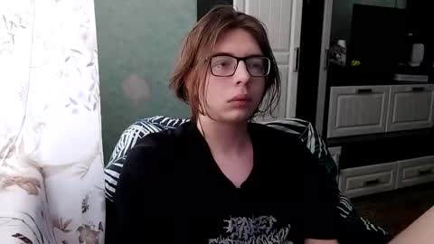 Snapshot of trypophob1a chatting on March 2, 8:32 am Emilum online show from March 2, 8:32 am