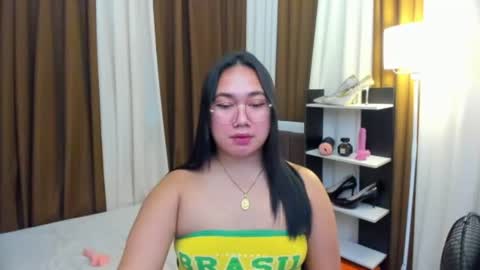 Karen Oquio online show from December 19, 6:48 pm