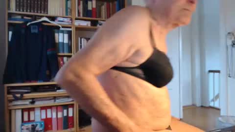 Snapshot of tubaist chatting on February 26, 9:21 am FINN but call me NANNA online show from February 26, 9:21 am