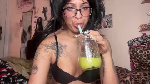 Snapshot of turntpixie chatting on January 18, 5:11 am turntpixie online show from January 18, 5:11 am