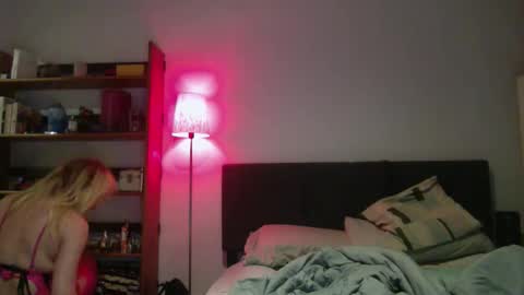 Snapshot of tvickyviktoriaofficial1 chatting on March 3, 12:28 am Tvickyviktoria online show from March 3, 12:28 am