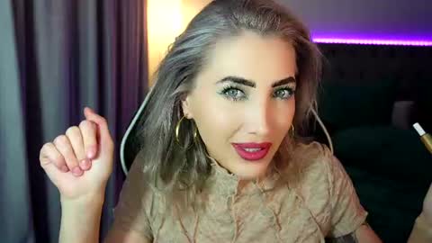Snapshot of tweety_twist chatting on July 22, 9:28 pm MayCarrey online show from July 22, 9:28 pm