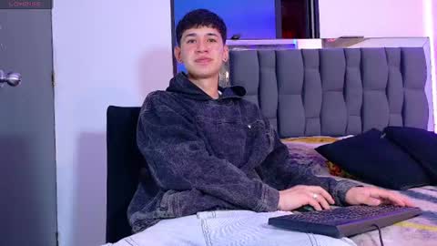 Snapshot of twink_daren chatting on June 16, 6:32 pm Mr Daren online show from June 16, 6:32 pm