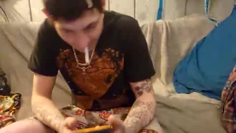 Snapshot of twistedblizzy chatting on December 17, 6:53 pm TwistedBlizzy online show from December 17, 6:53 pm