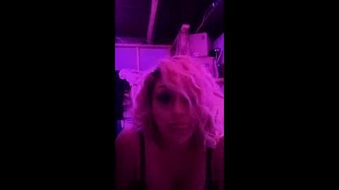 Snapshot of twocrazy85 chatting on April 4, 10:13 am Twocrazy85 online show from April 4, 10:13 am