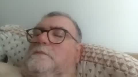 Snapshot of twohats2810 chatting on July 2, 10:32 am twohats2810 online show from July 2, 10:32 am