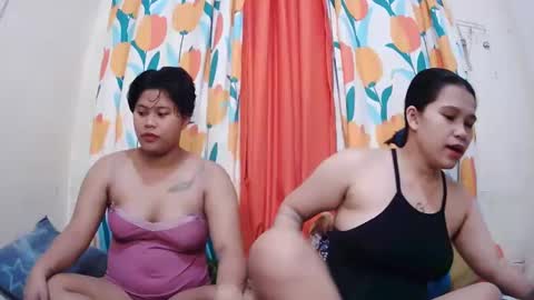 Snapshot of twowetcuties chatting on January 30, 11:24 pm Lyn and lea online show from January 30, 11:24 pm