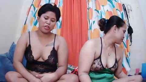 Snapshot of twowetcuties chatting on February 20, 2:40 am Lyn and lea online show from February 20, 2:40 am