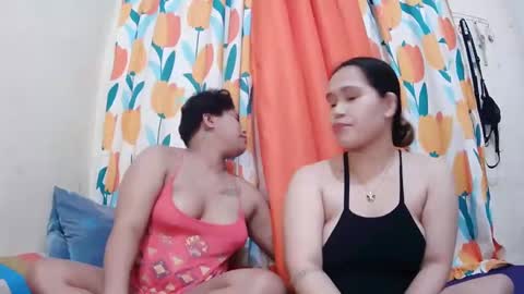 Snapshot of twowetcuties chatting on February 27, 9:43 am Lyn and lea online show from February 27, 9:43 am