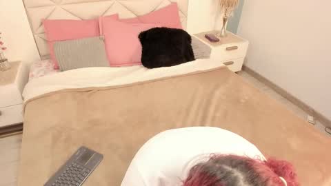 Twiggy online show from October 14, 8:09 pm