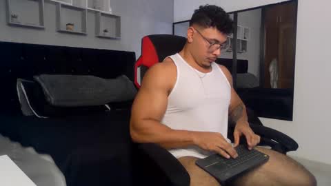 Snapshot of tyler_hank1 chatting on September 29, 10:58 pm tyler_hank1 online show from September 29, 10:58 pm