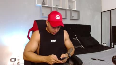 tyler_hank1 online show from November 2, 10:34 pm