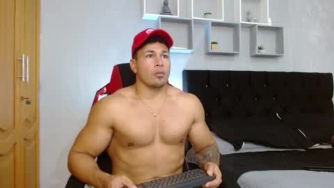 tyler_hank1 online show from November 25, 8:31 pm