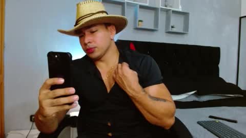 tyler_hank1 online show from December 3, 2:08 am