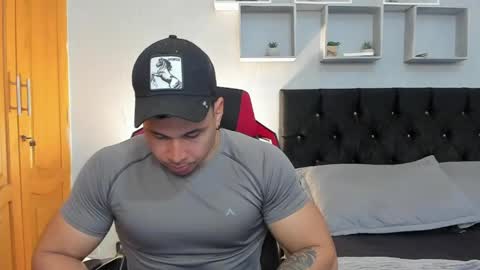 tyler_hank1 online show from April 13, 12:38 am