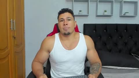 tyler_hank1 online show from June 4, 6:36 pm