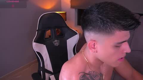 Snapshot of tyler_muscle chatting on November 6, 2:12 am David online show from November 6, 2:12 am