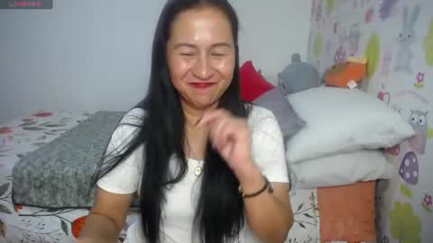 Snapshot of tyna_b chatting on July 11, 9:27 pm Tyna online show from July 11, 9:27 pm
