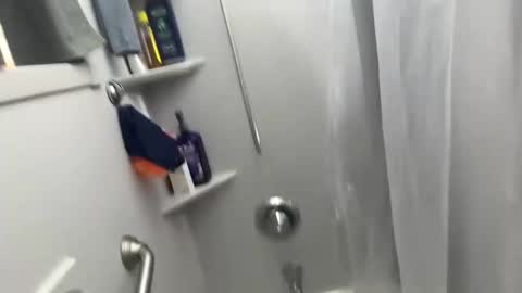 Snapshot of tyron9905 chatting on November 6, 4:02 am Lil Ron online show from November 6, 4:02 am