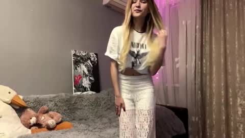 Snapshot of ulalittlepage chatting on November 29, 6:44 pm Vikki online show from November 29, 6:44 pm