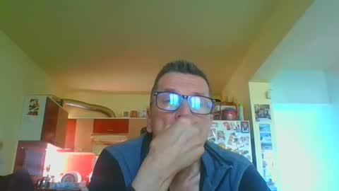 Snapshot of ulmeni4 chatting on April 4, 7:39 am ulmeni4 online show from April 4, 7:39 am