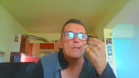 Snapshot of ulmeni4 chatting on April 6, 11:33 am ulmeni4 online show from April 6, 11:33 am