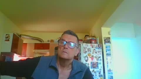 Snapshot of ulmeni4 chatting on April 10, 7:57 am ulmeni4 online show from April 10, 7:57 am