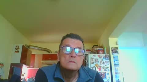Snapshot of ulmeni4 chatting on April 12, 8:30 am ulmeni4 online show from April 12, 8:30 am