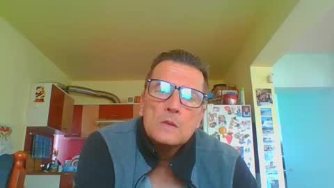 Snapshot of ulmeni4 chatting on April 22, 1:56 pm ulmeni4 online show from April 22, 1:56 pm
