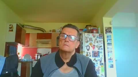 Snapshot of ulmeni4 chatting on April 23, 10:03 am ulmeni4 online show from April 23, 10:03 am