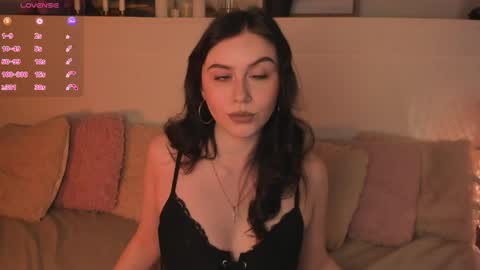 Una  online show from April 3, 8:12 am