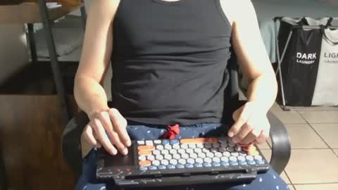 Snapshot of undressme_ chatting on July 16, 6:19 am UndressMe online show from July 16, 6:19 am