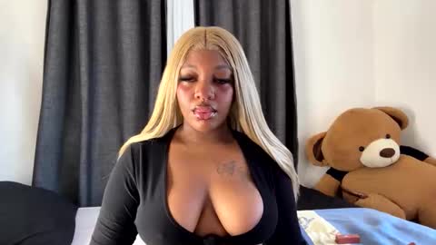 Snapshot of unholybaddie chatting on December 21, 9:05 am Unholybaddie online show from December 21, 9:05 am