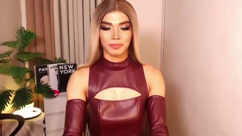 Snapshot of unique_taste69 chatting on October 22, 5:02 pm Miss Andrea online show from October 22, 5:02 pm