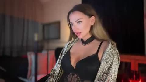 Snapshot of untamed_reina chatting on July 16, 10:05 pm Untamed Reina Elegant Goddess online show from July 16, 10:05 pm