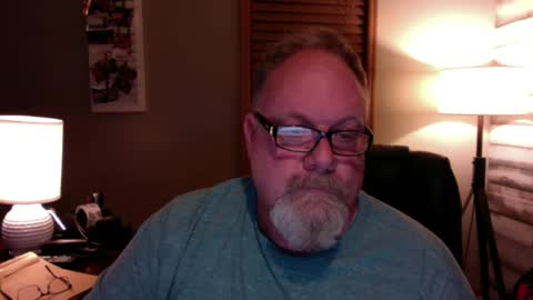 Snapshot of up2later chatting on December 11, 5:21 am up2later online show from December 11, 5:21 am