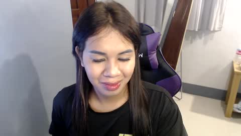 Snapshot of ur_cutiesthotasianxx chatting on December 20, 12:08 am Vee online show from December 20, 12:08 am