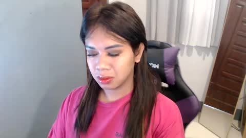 Snapshot of ur_cutiesthotasianxx chatting on December 21, 11:34 pm Vee online show from December 21, 11:34 pm