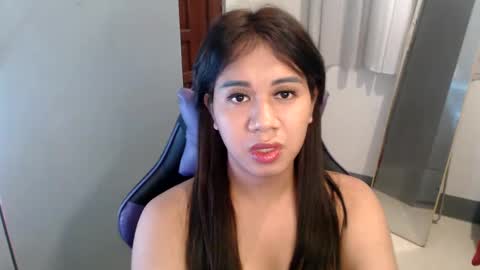 Snapshot of ur_cutiesthotasianxx chatting on December 23, 8:11 am Vee online show from December 23, 8:11 am